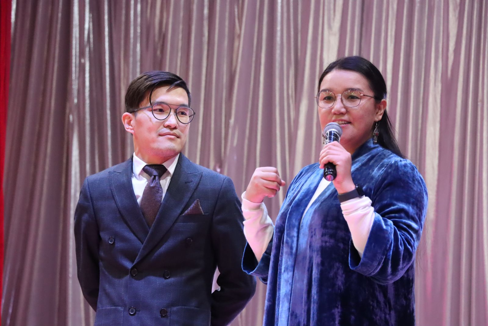 Үлкен бөкселері бар жалаңаш фотосуреттері бар жетілген әйелдер