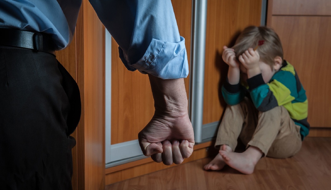 Баласын аяусыз тепкілеген адам ұсталды