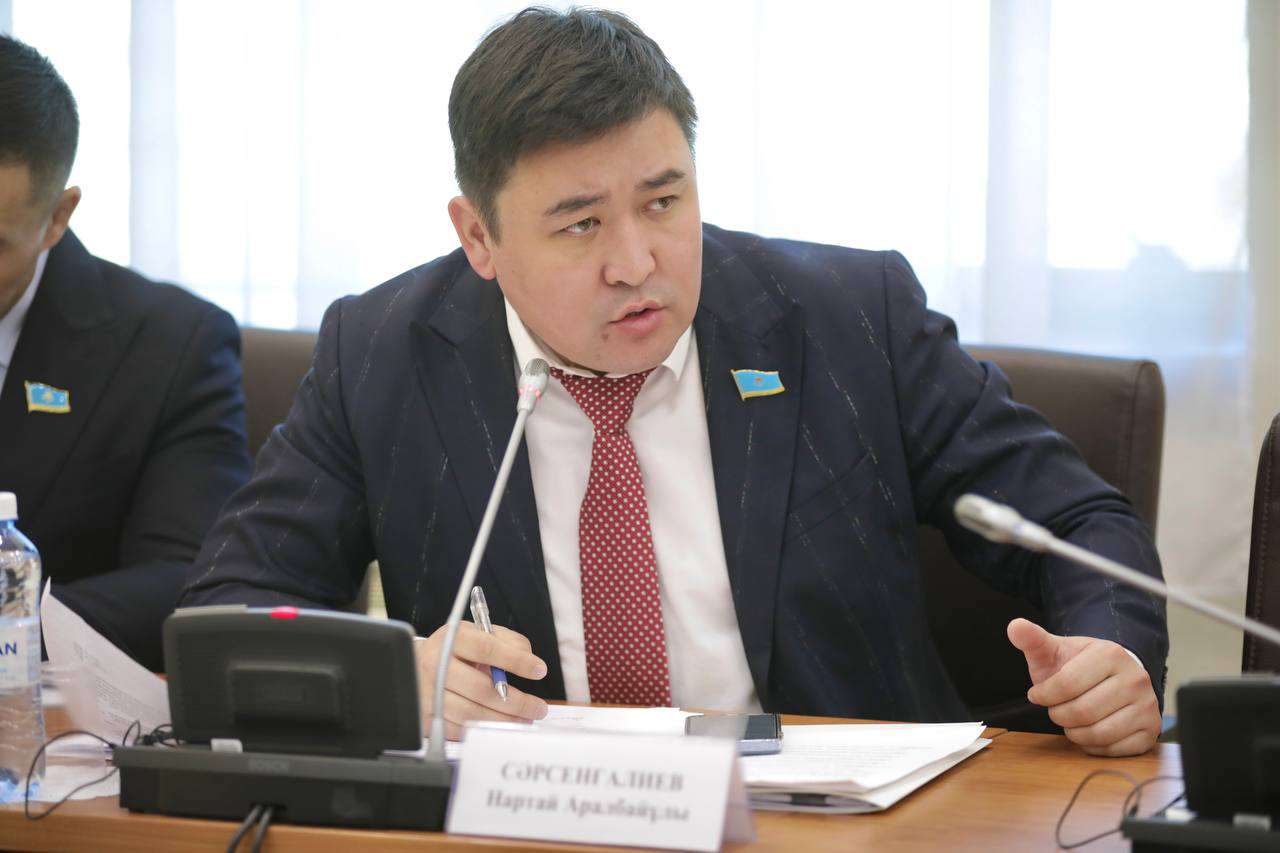 Жұртты алдаған өнер жұлдыздарын жазалау керек