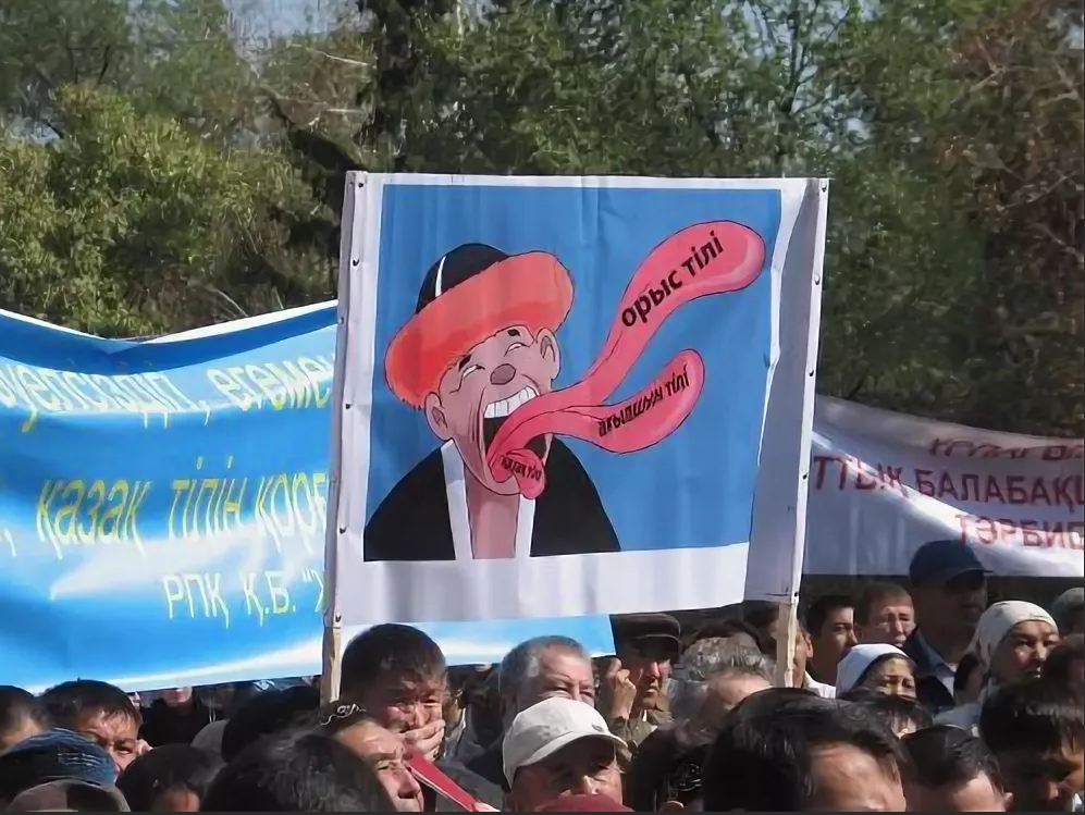 Қазақтілділерді нұқып қалуға даяр тұрады