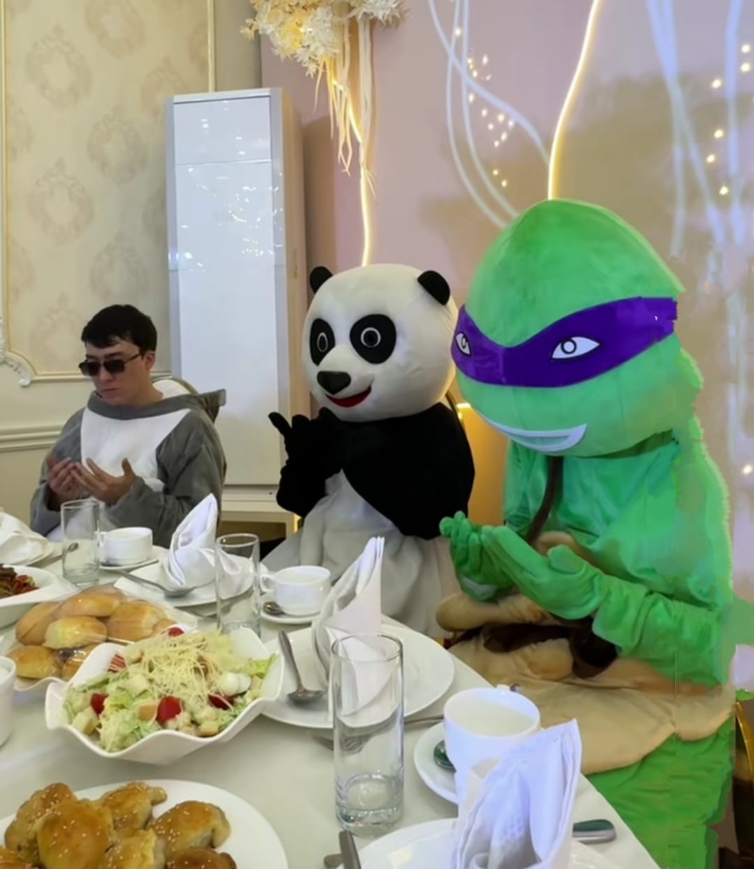 Батаға қол жайған "аңдар" жұртты күлдірді (ВИДЕО)