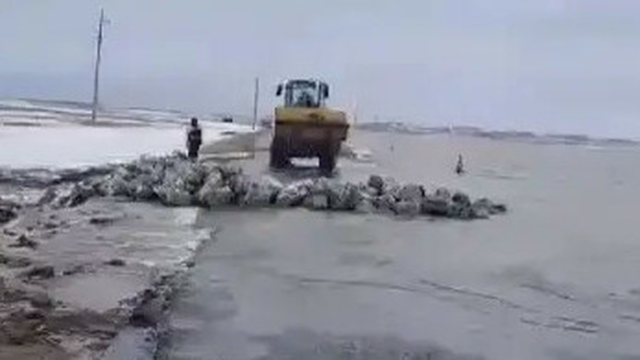 Су тасқынына байланысты жолдар жабылды