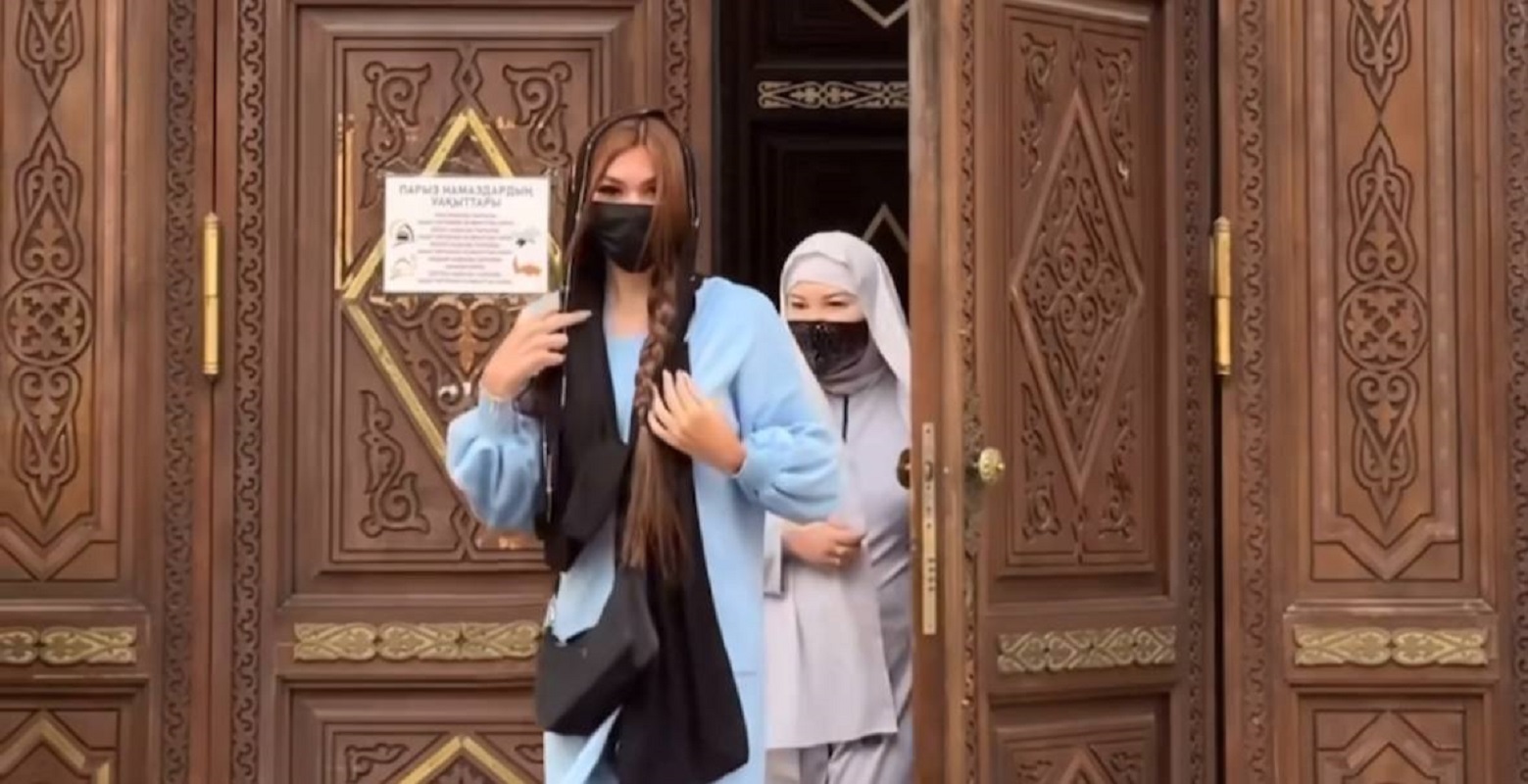 Қоғамдық моншадағы жасырын камера келушілердің жыныстық қатынасқа түскенін түсіреді. Half Life үшін порно мод