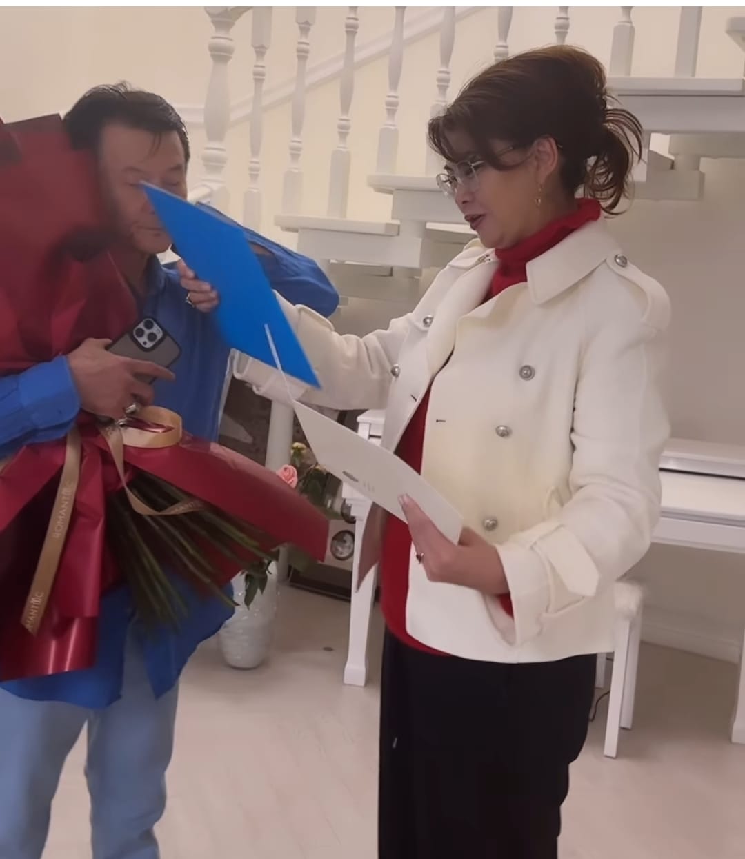 Әншіні министр үйіне келіп құттықтады