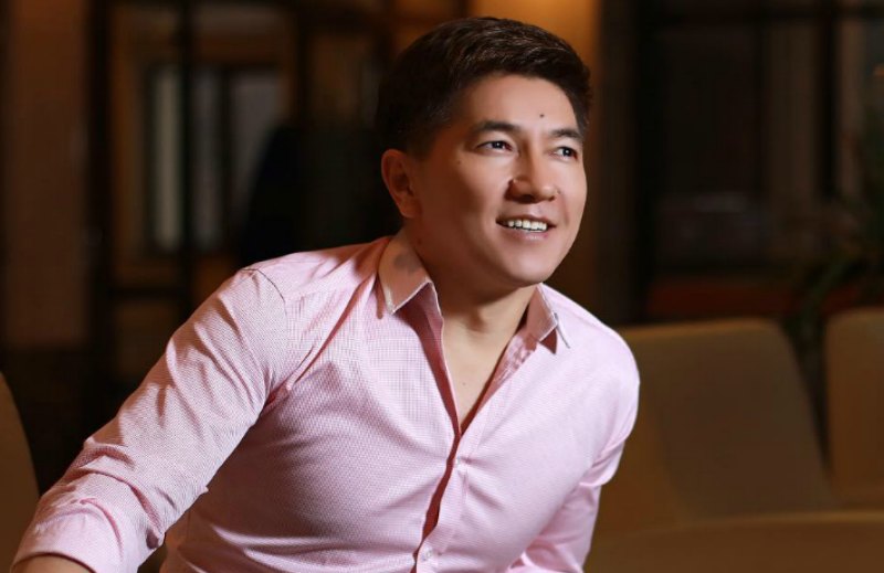 Сәкен кімнің арқасында осылай жүр?