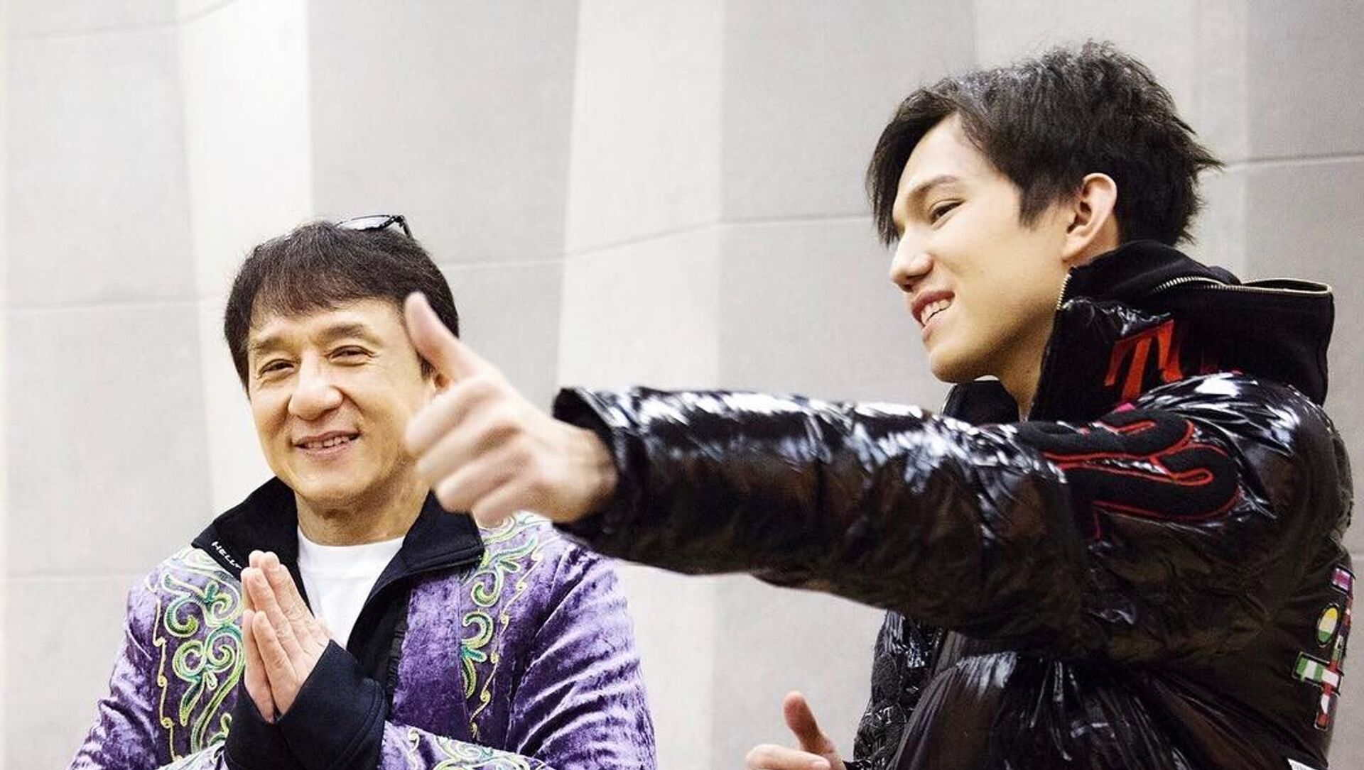 Димаш Джеки Чанға сыйлығын қалай берді?