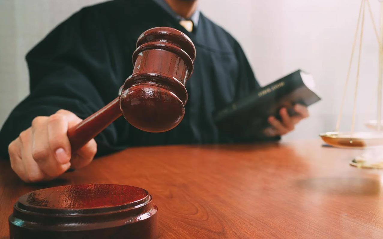 18 жасар қыз әкесін сотқа берді