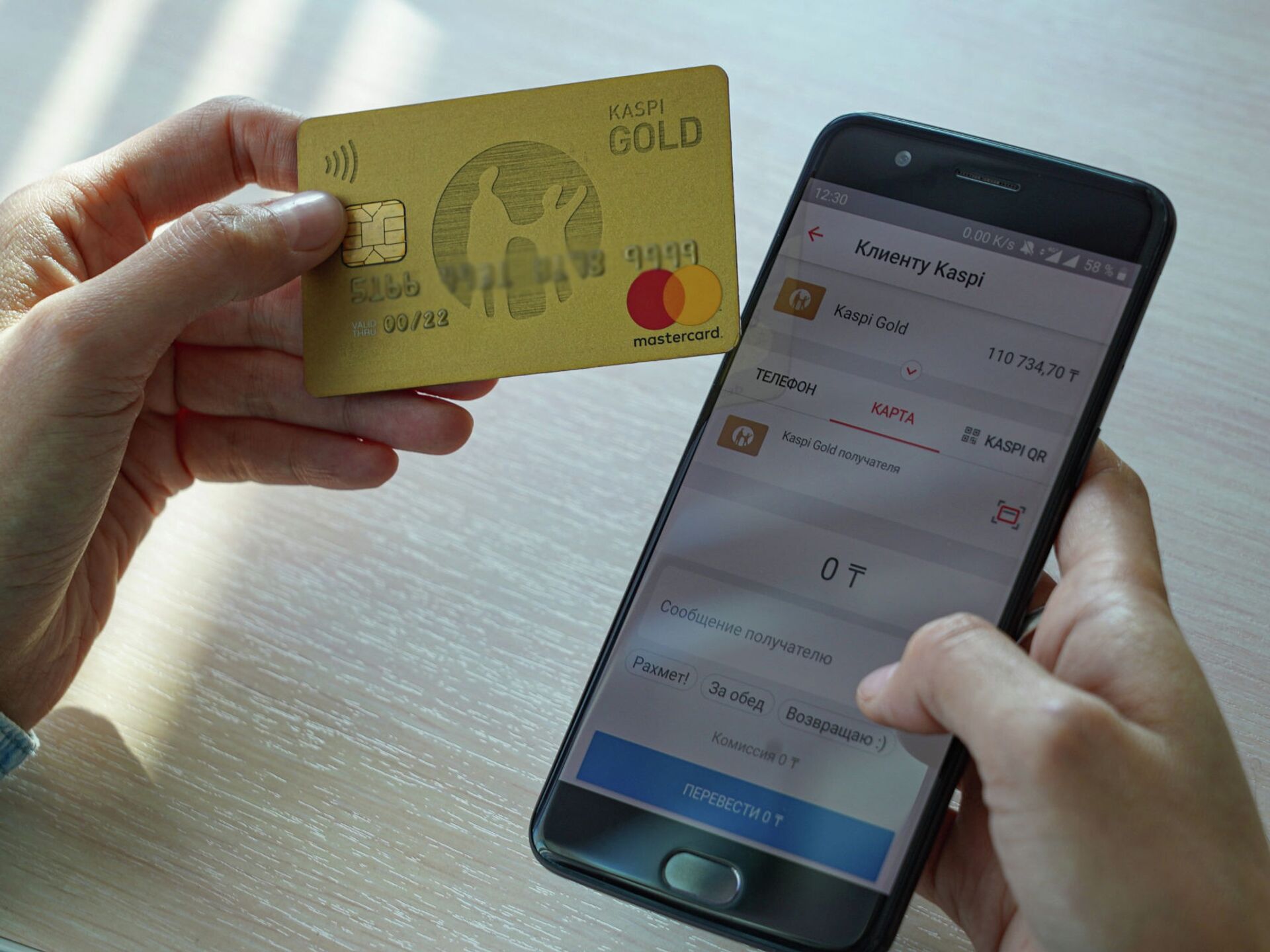 Мектеп басшысы оқушылардан ақша алып жүрген