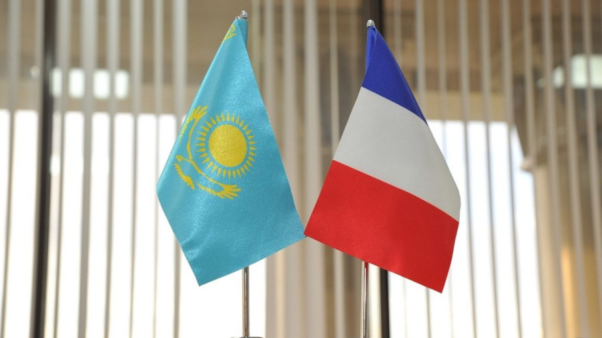 Қазақтың үш қызы Париждің көшесінде қаңғып қалған