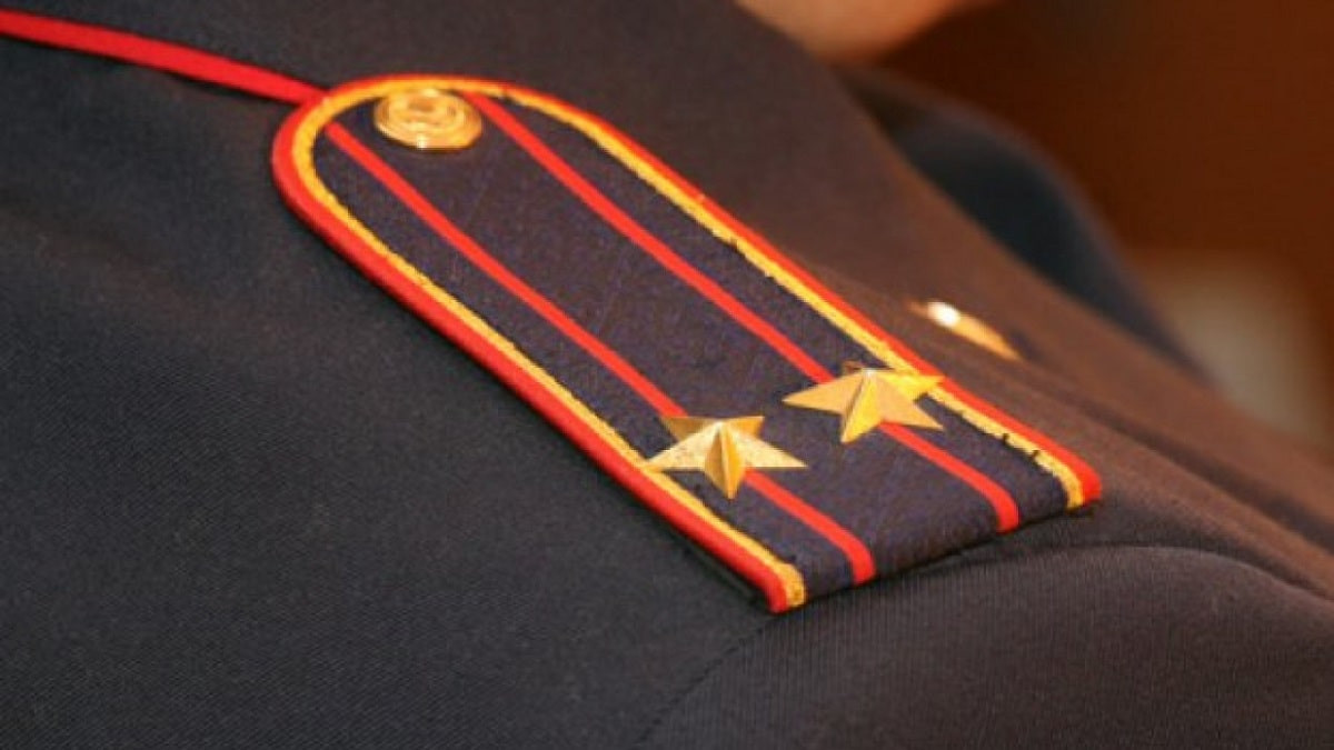 Полицей өз анасын сабаған