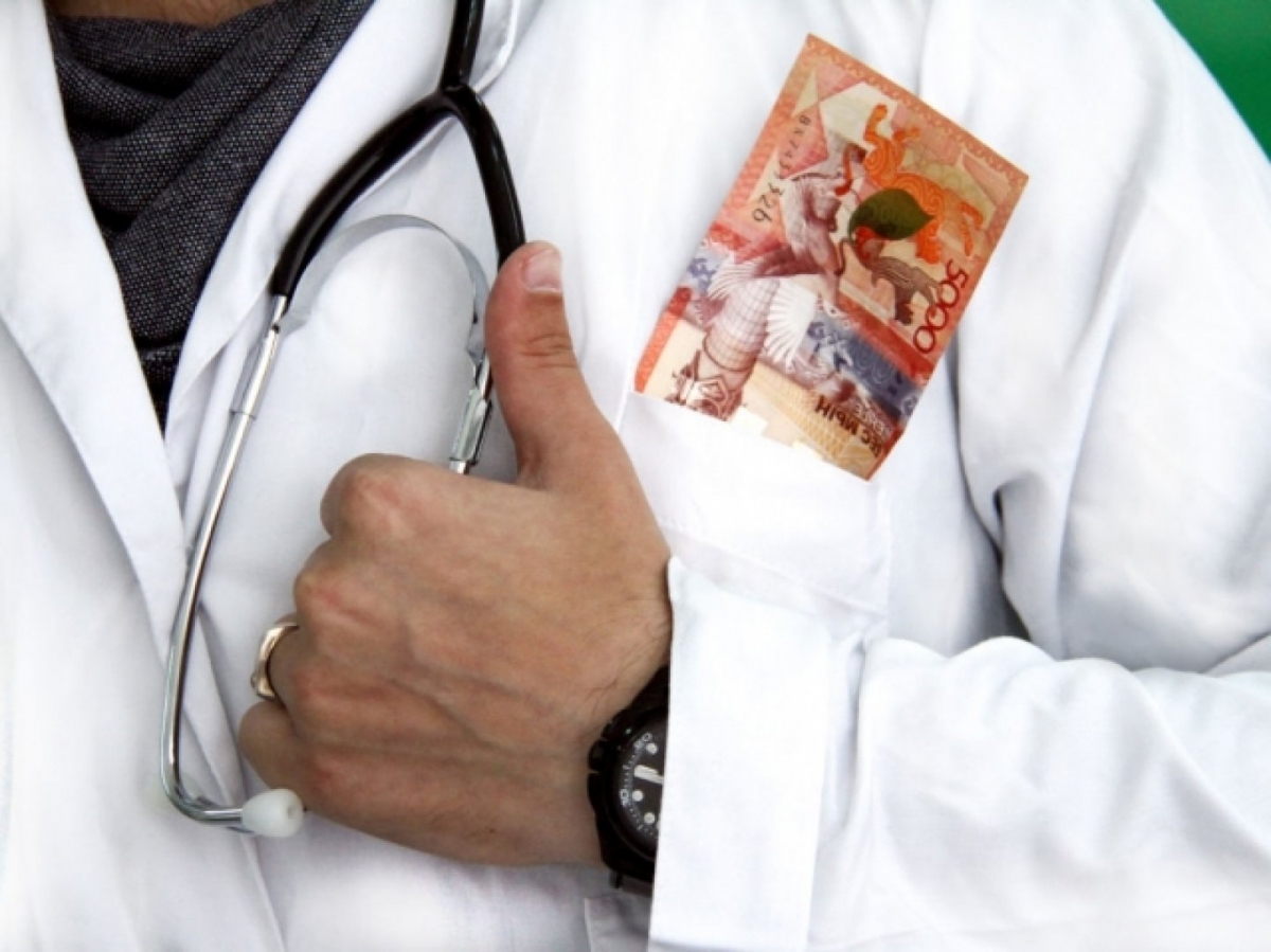 Дәрігер операция жасау үшін қанша пара алған?