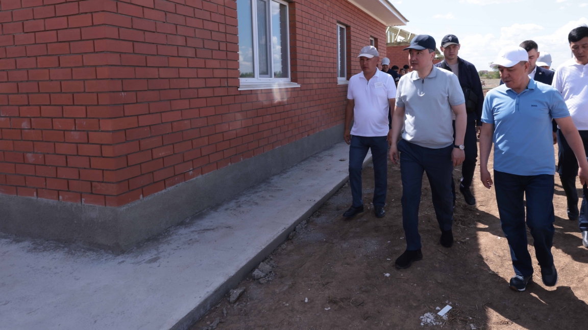 Олжас Бектенов батыс өңірлерде су тасқынынан зардап шеккен тұрғындарға арналған үйлердің құрылыс жұмыстарын тексеруде
