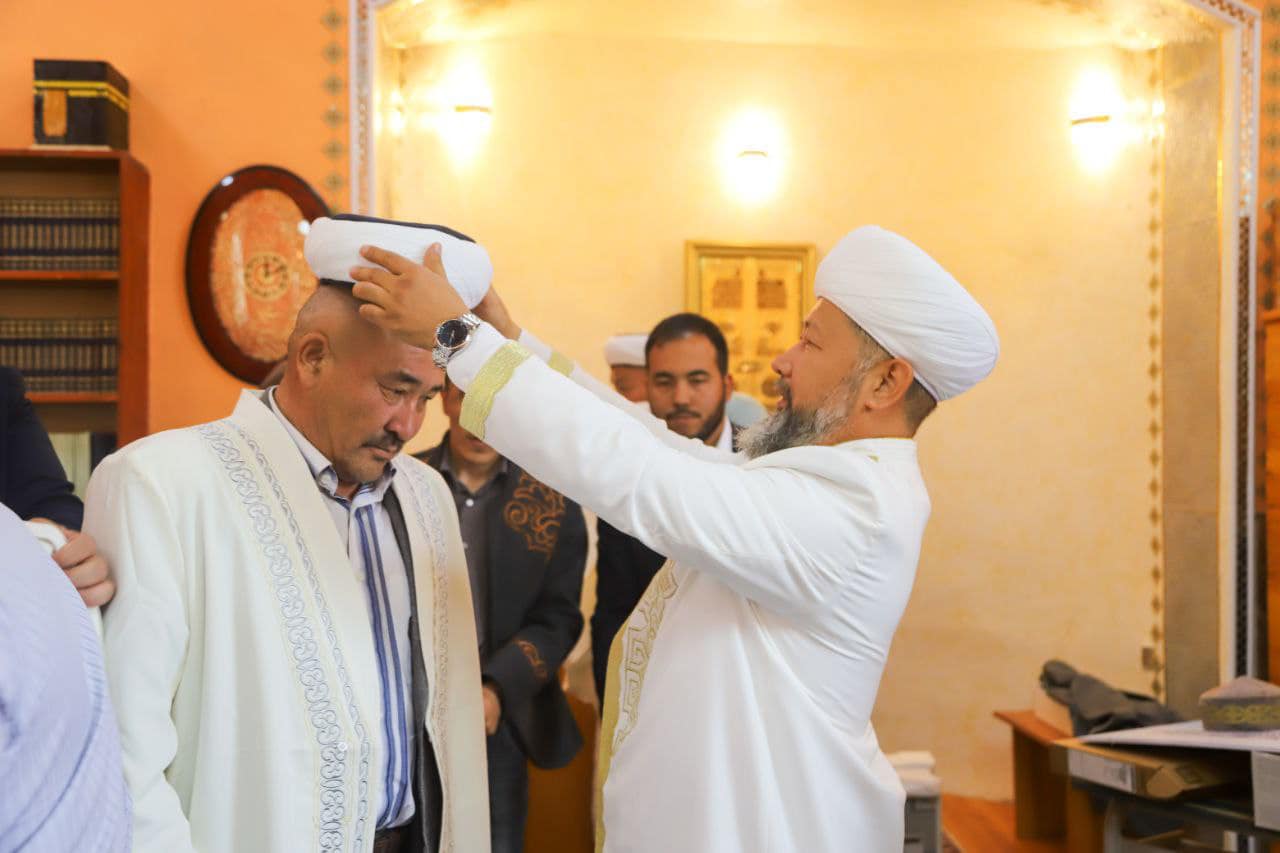 Діни басқарма 75 имамға шапан, сәлде сыйлады