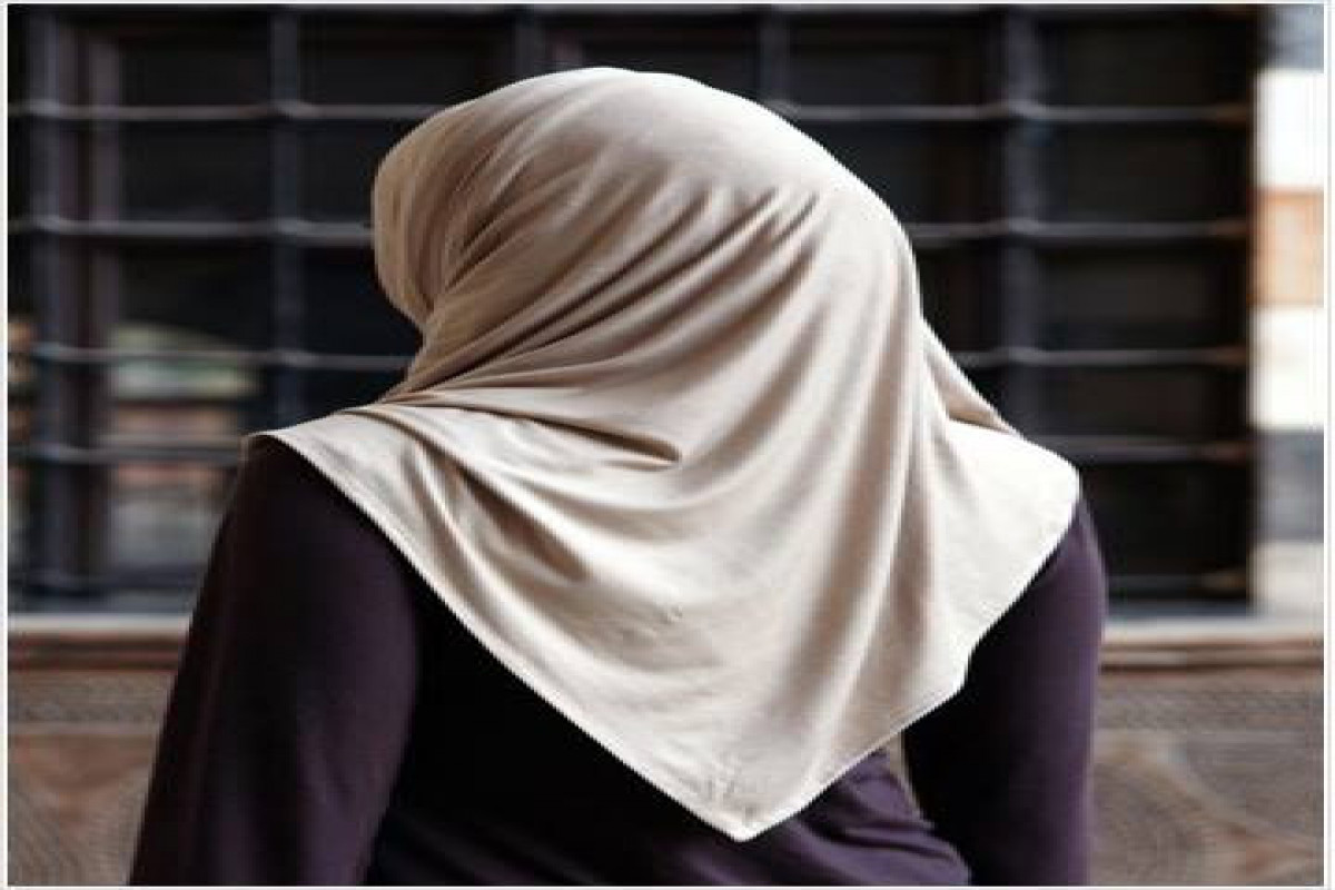 Тағы бір қыз хиджабын шешті