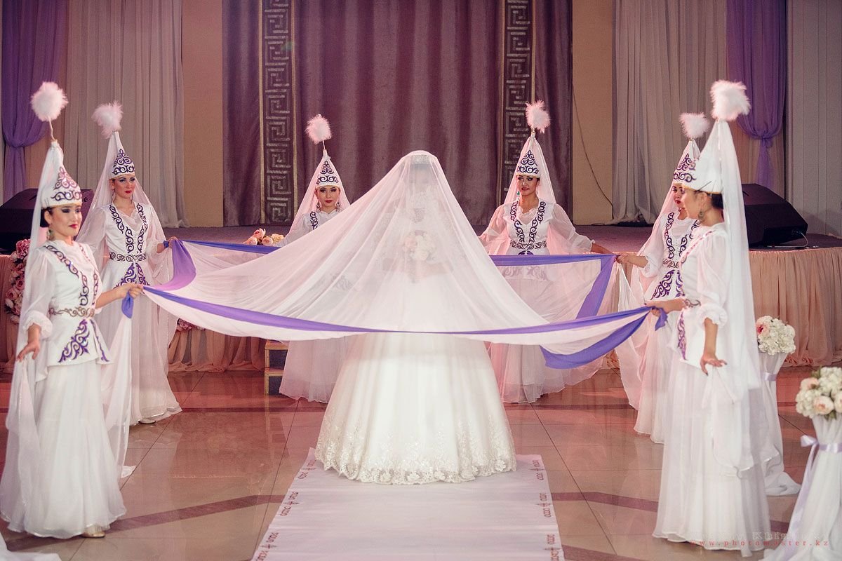 "Той өткізуге заңмен тыйым салынсын!" дейді блогер Мадияр