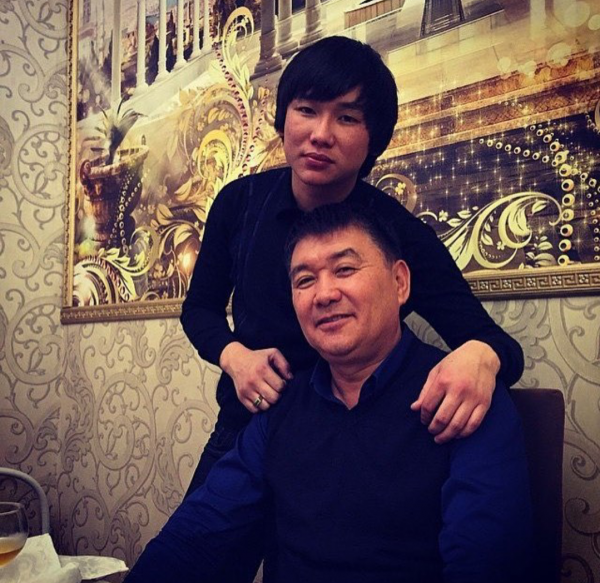 "Қайратқа ақшасын төлеп, "әжетхананың қасында ән айтып бересің десе", ол айтады" дейді әкесі