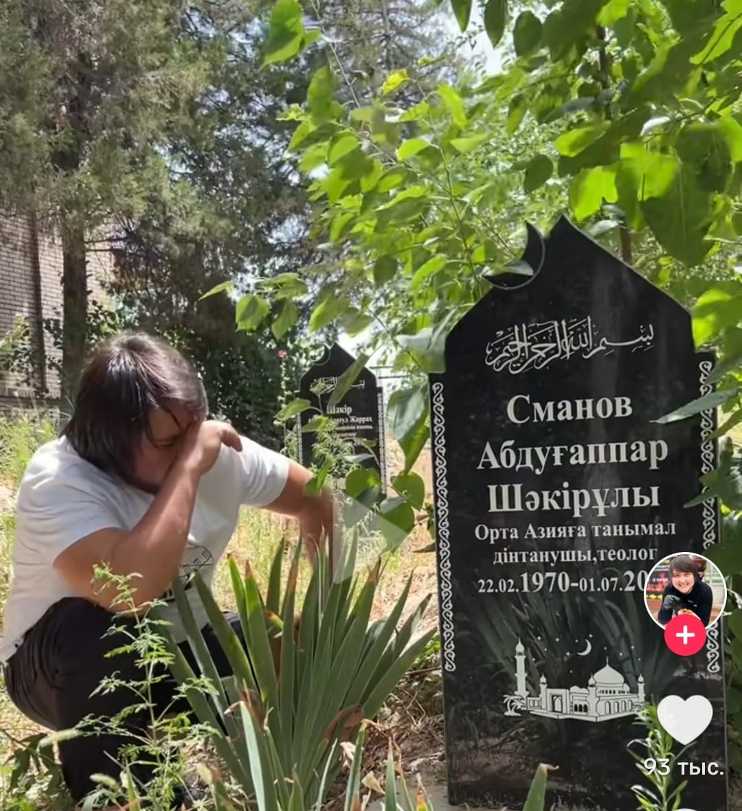 Әбдуғаппар Сманның бейітінде жылады (ВИДЕО)