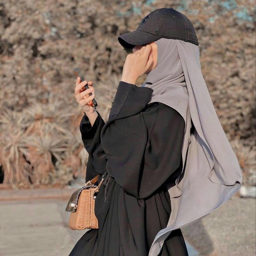 "Әйелдер киген хиджабын шешпейді!" дейді әнші