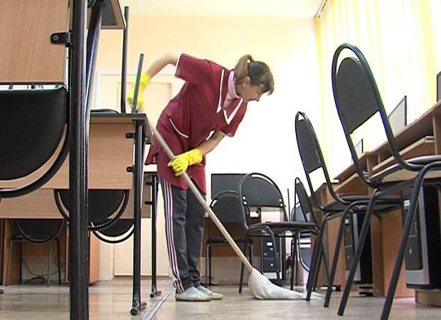 Мұғалім еден жуып, парта тасып, ремонт жасап жүр