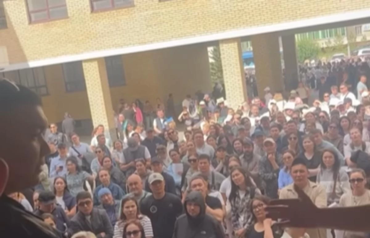 Мектеп үшін ұзын-сонар кезекке түрған