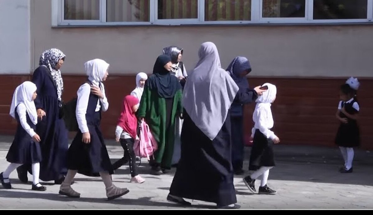 "Мектепте діни киім киюге тыйым салынсын" петициясы жарияланды