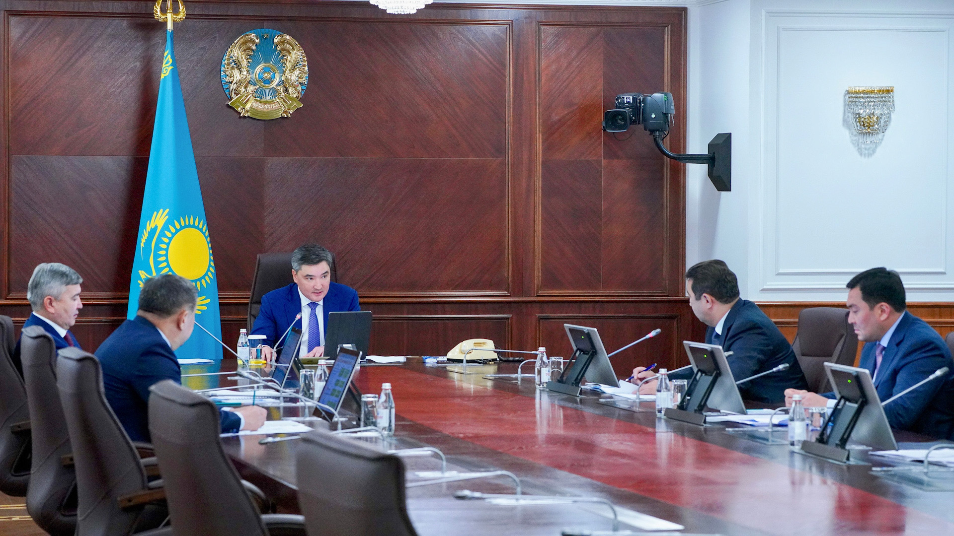 Олжас Бектенов егін жинау науқанына дайындық мәселелері жөнінде кеңес өткізді