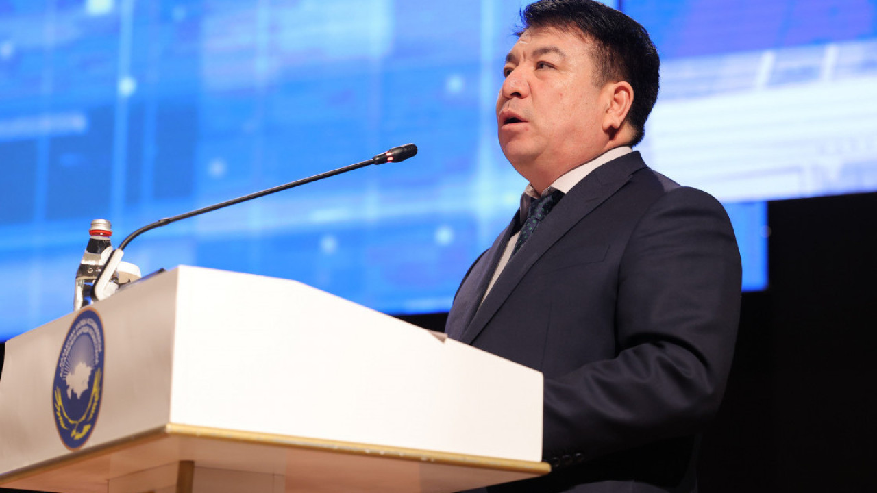 "Неге бар кінәні мұғалім мен директордан іздейміз?" дейді министр