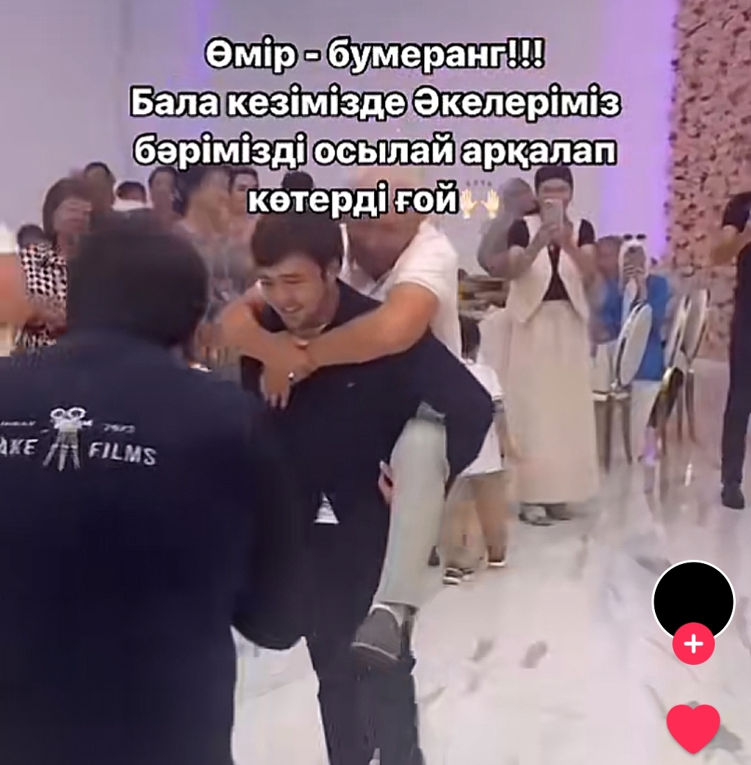 Әкесін арқалаған Елдос жұртты жылатты (ВИДЕО)
