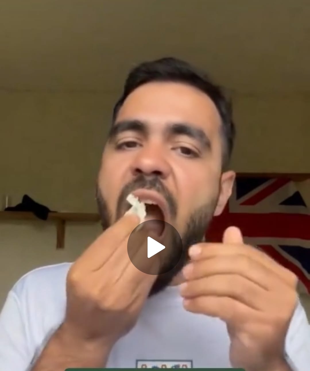 Ирак мұсылманы Құранды жыртып, шайнап тастады