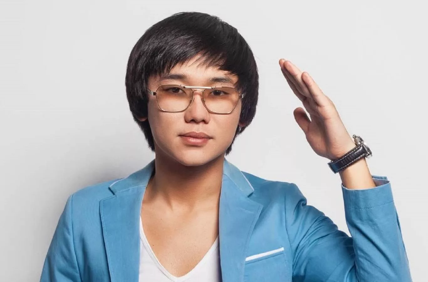 Әнші Қайрат қанша адамды асырап отыр?