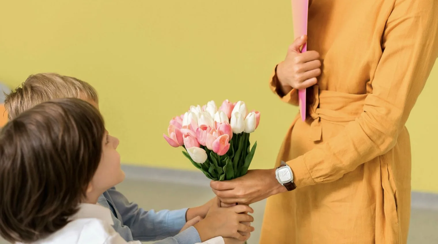 Мұғалімге гүл сыйлауға бола ма?