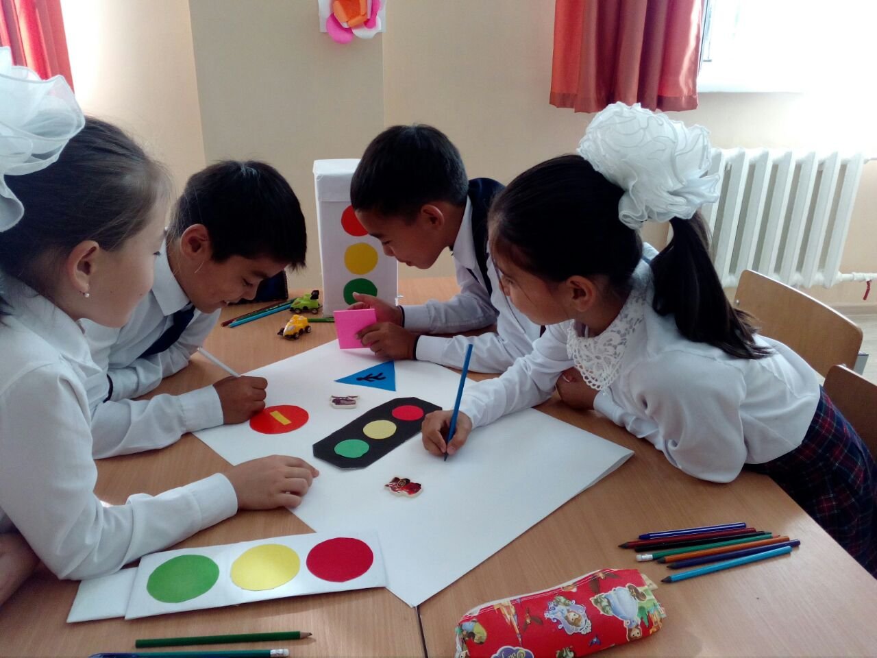 "...көрсеткіші төмен мұғалімнің қолын қайырып, дұрыс баға қойдырамыз ба?" дейді білікті ұстаз