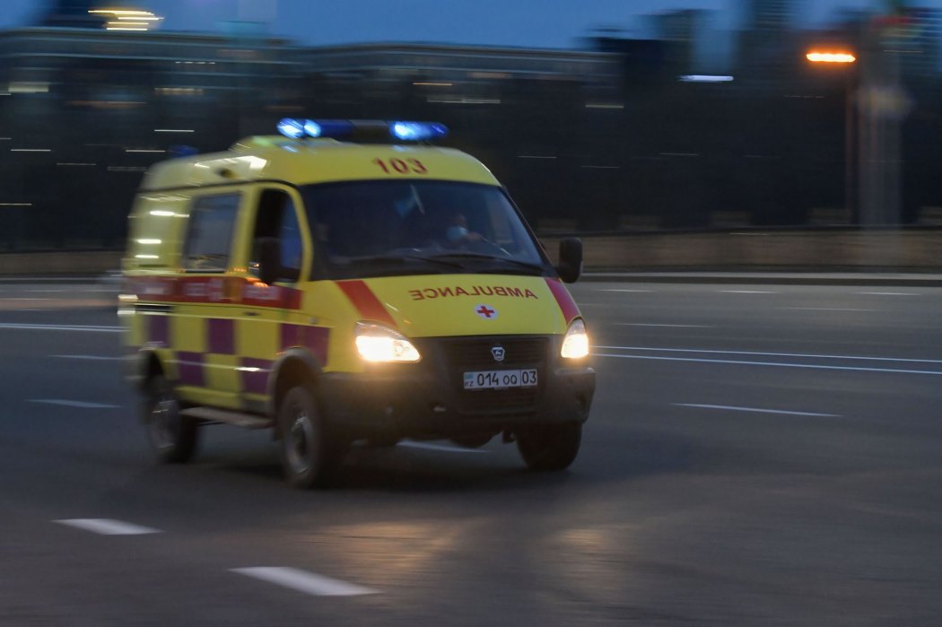 Еркектер еденде кеуделі қыздарды догги стильде трахает