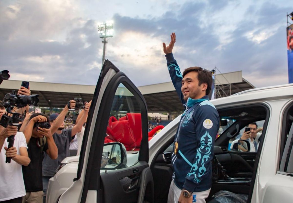 Елдос Сметов алған сыйлықтарын таратып тастапты