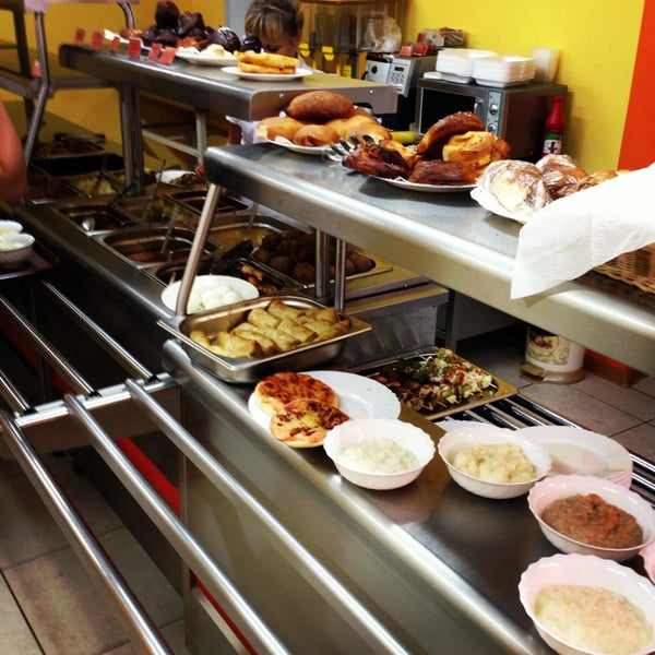 Асхана харам еттен студенттерге тамақ берген