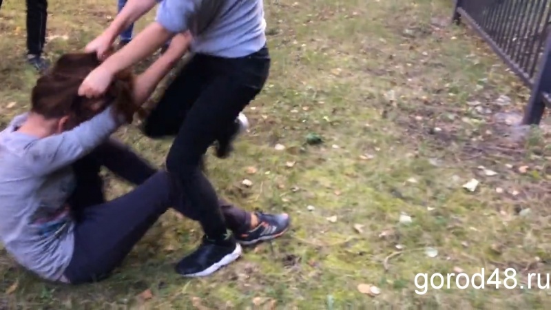 Оқушы қызды сыныптастары соққыға жығып қорлаған