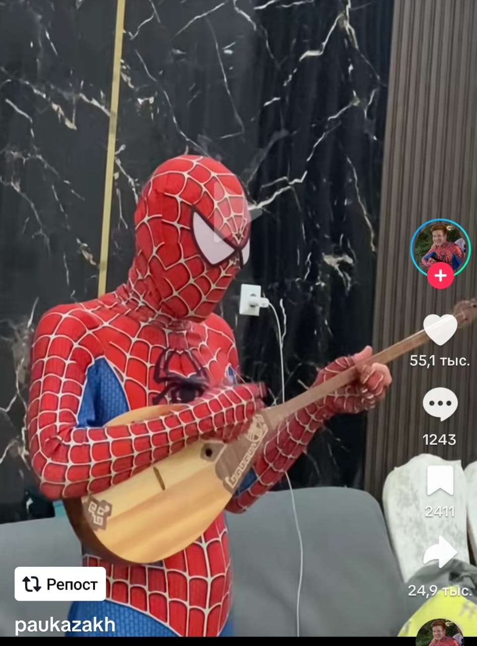 "Өрмекші адам" домбырамен күй тартып берді (ВИДЕО)