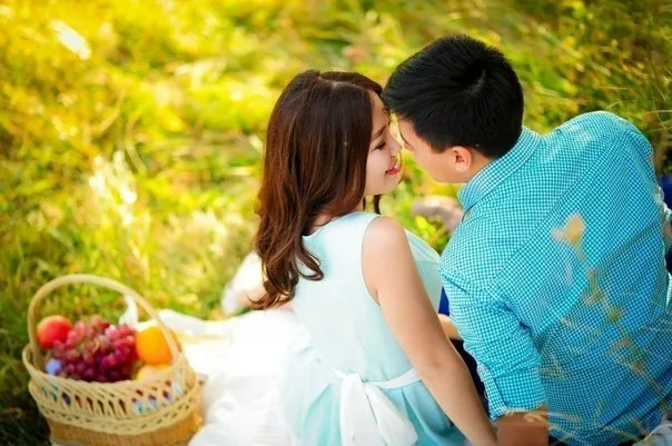 Қисық денелі сатушы клиентті трахаталайды