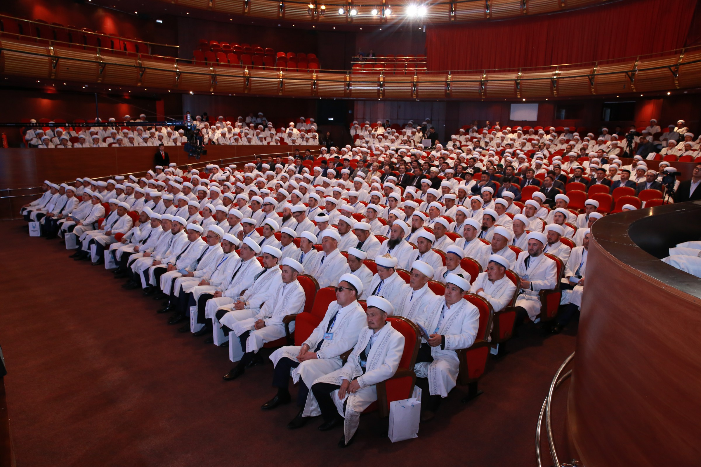 Біздің имамдардың жалақыдан дәметуге қақысы бар ма?