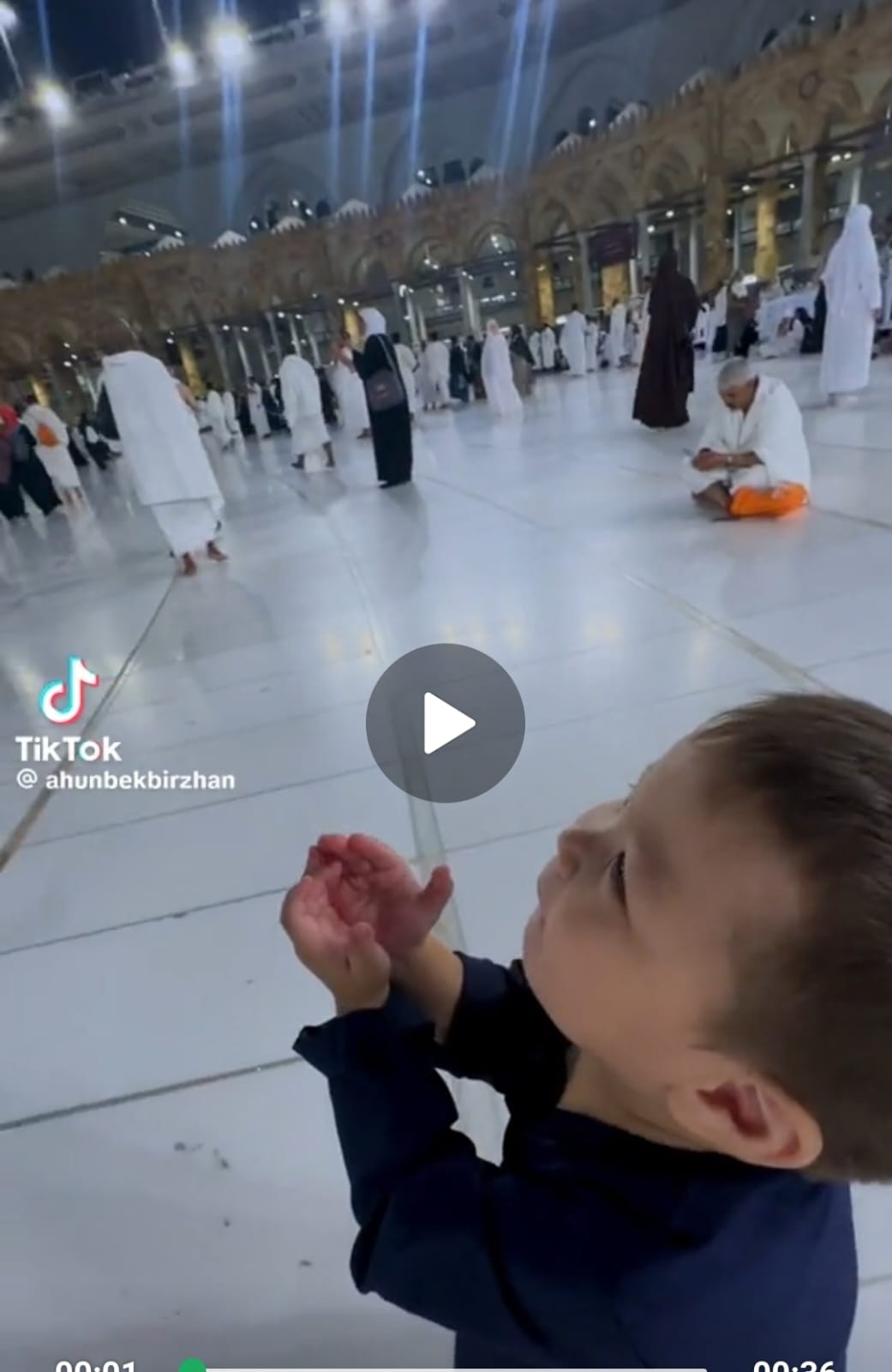 Қажылықта қазақтың баласы ақша сұрап, алақан жайды