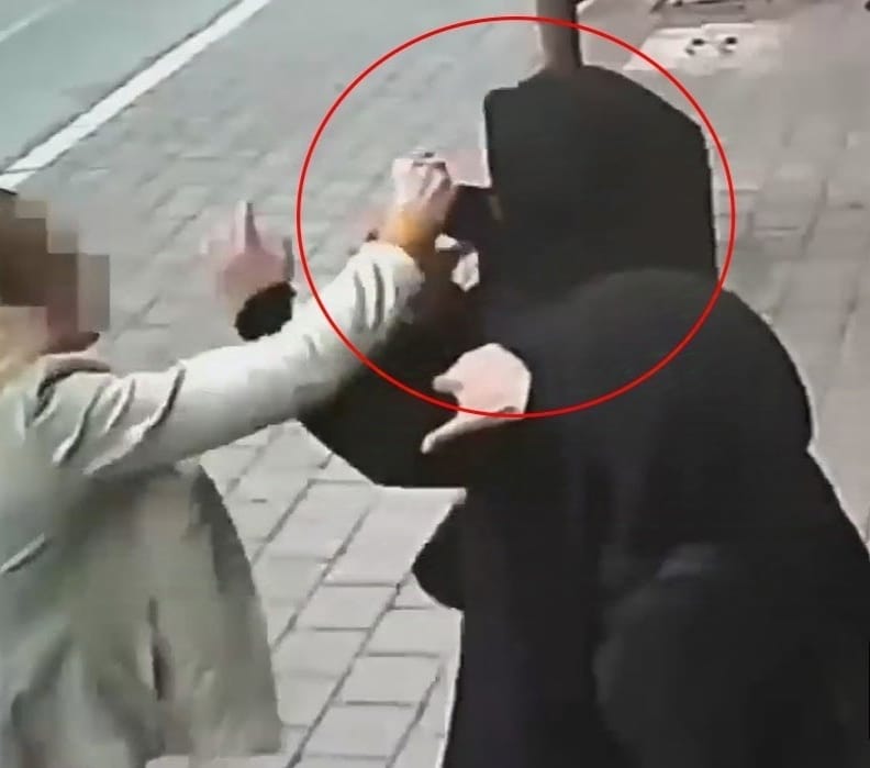 Алаңда тақуа қыздың хиджабын жұлып, дал-дұлын шығарды (ВИДЕО)