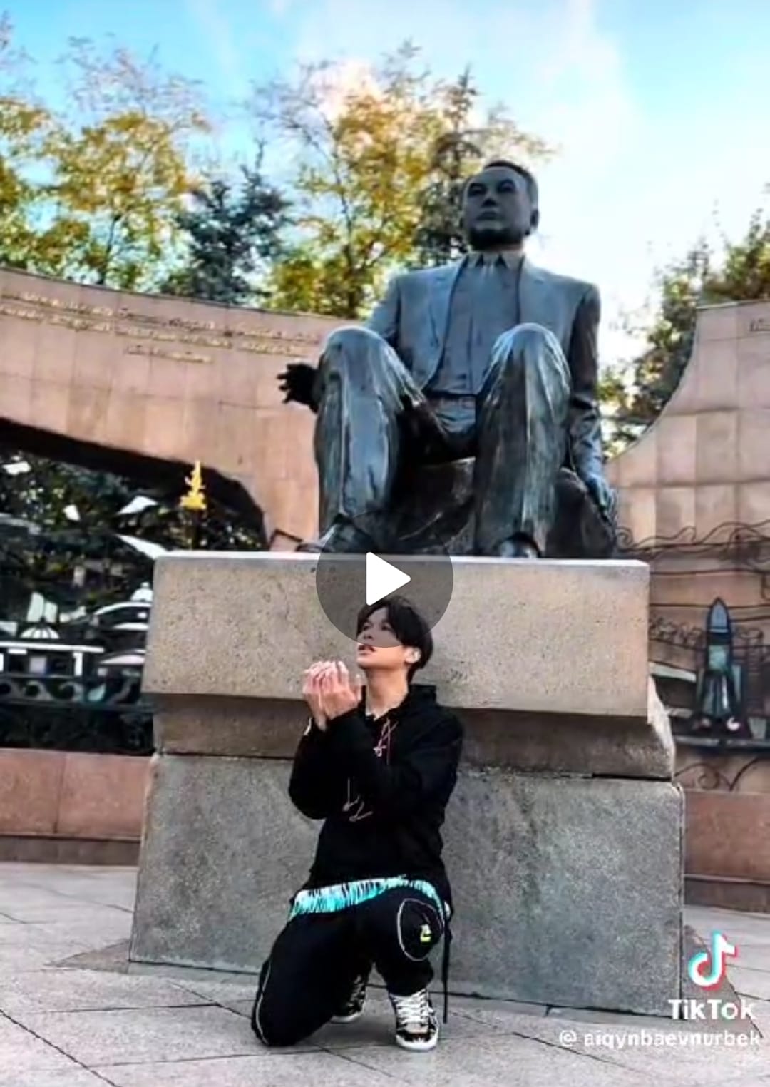 Назарбаевтың ескерткішімен сырласқан жігіт жұртты риза етті