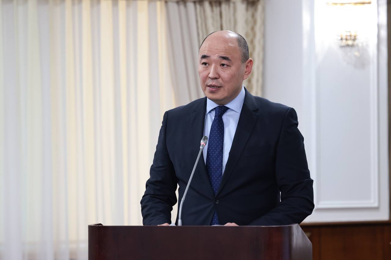 Министр Қанат Шарлапаев Үкімет отырысында баяндама жасады