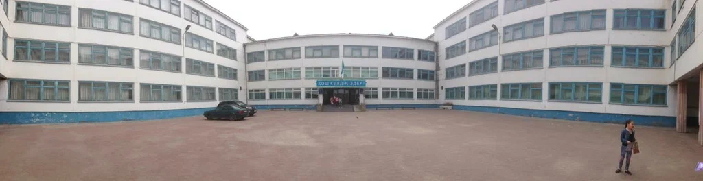 Мұғалім оқушысына қырындаған