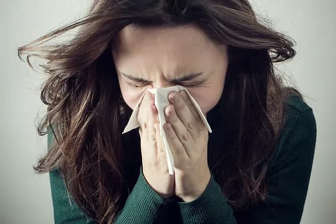 Он үш күн бойы тоқтамай түшкірген әйел әбден қиналды (ВИДЕО)