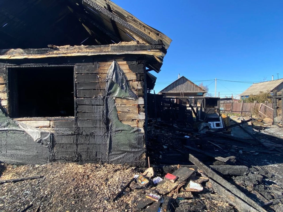 Үш адам өз үйінде тірідей жанып кетті