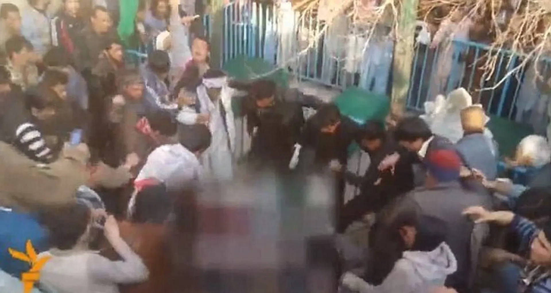 Жүз шақты еркек жабылып бір қызды бөлшектеп өлтірді