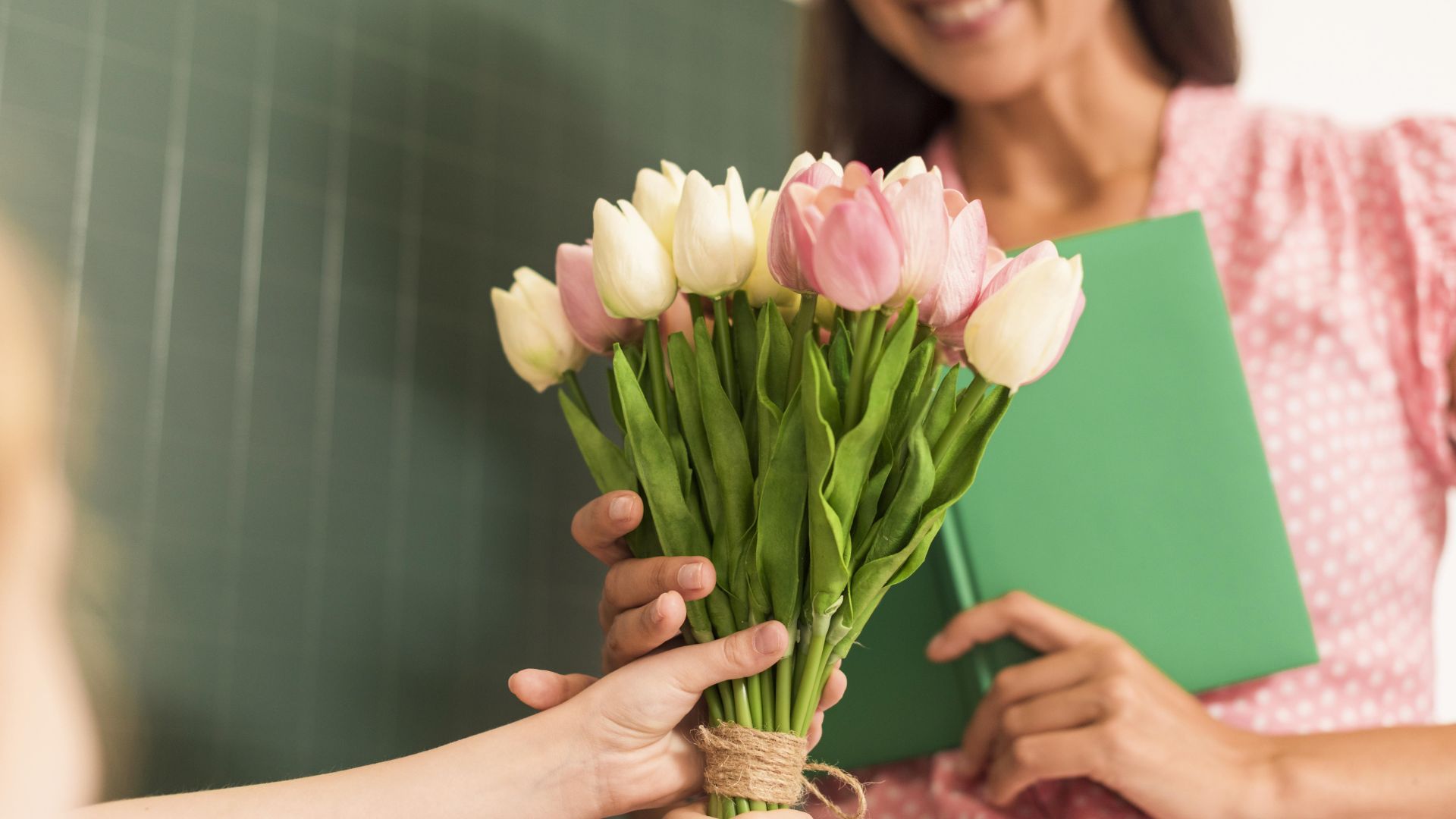 Кәсіби мерекесінде мұғалімге сыйлық беру керек пе?