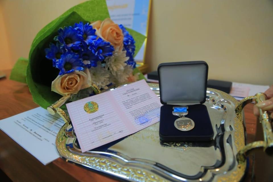 Бұл - мұғалімді кәсіподаққа мәжбүрлеп кіргізудің бір жолы емес пе?