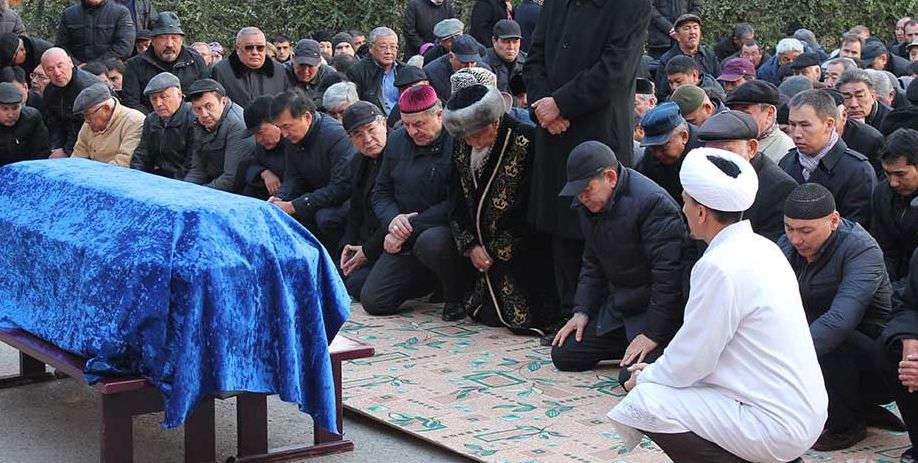 Жаназада белге неге ақ орамал байлайды?